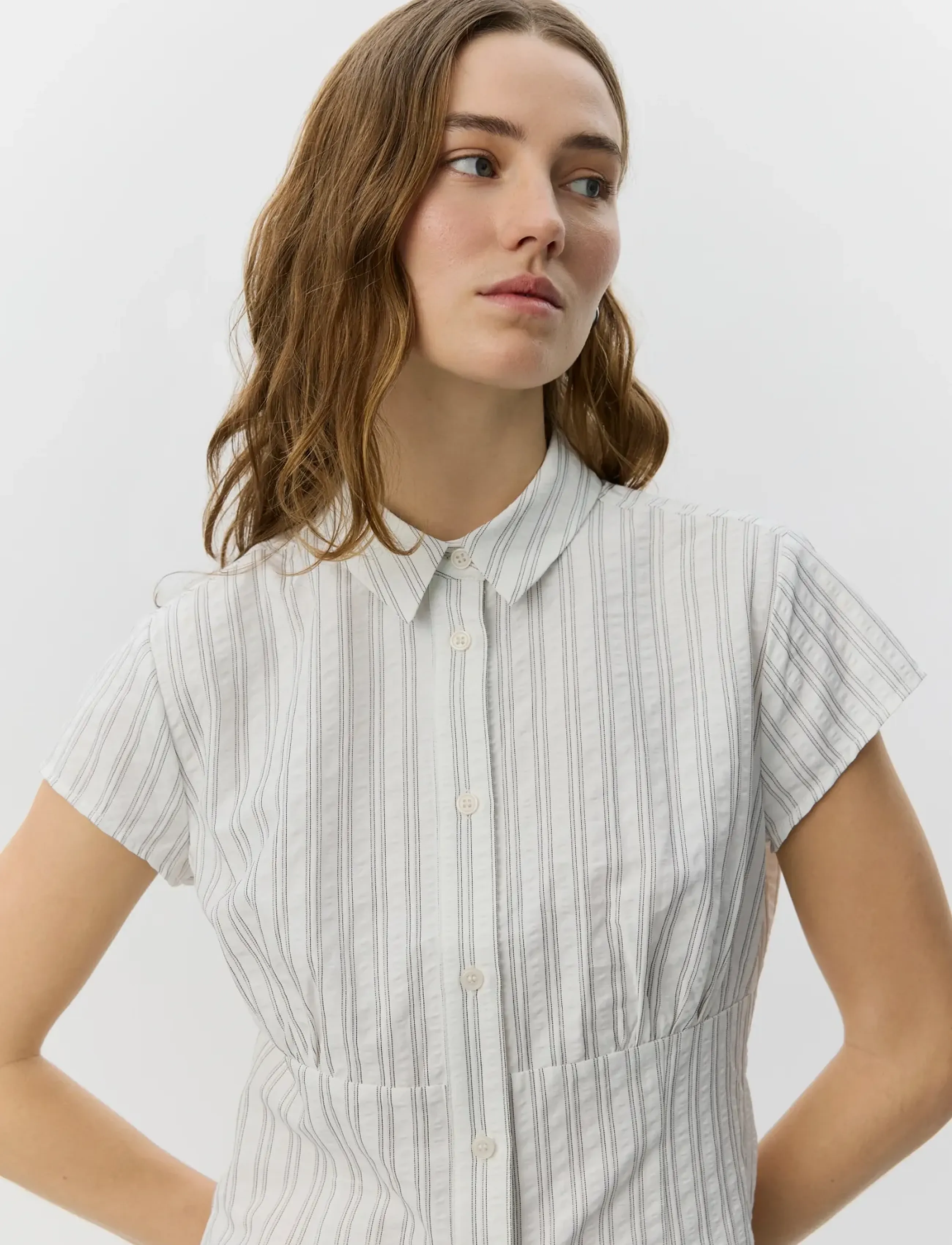 Sofie Schnoor - LILYANSW STRIPED SLIM FIT SHIRT - kortærmede skjorter - off white / black stripe - 5