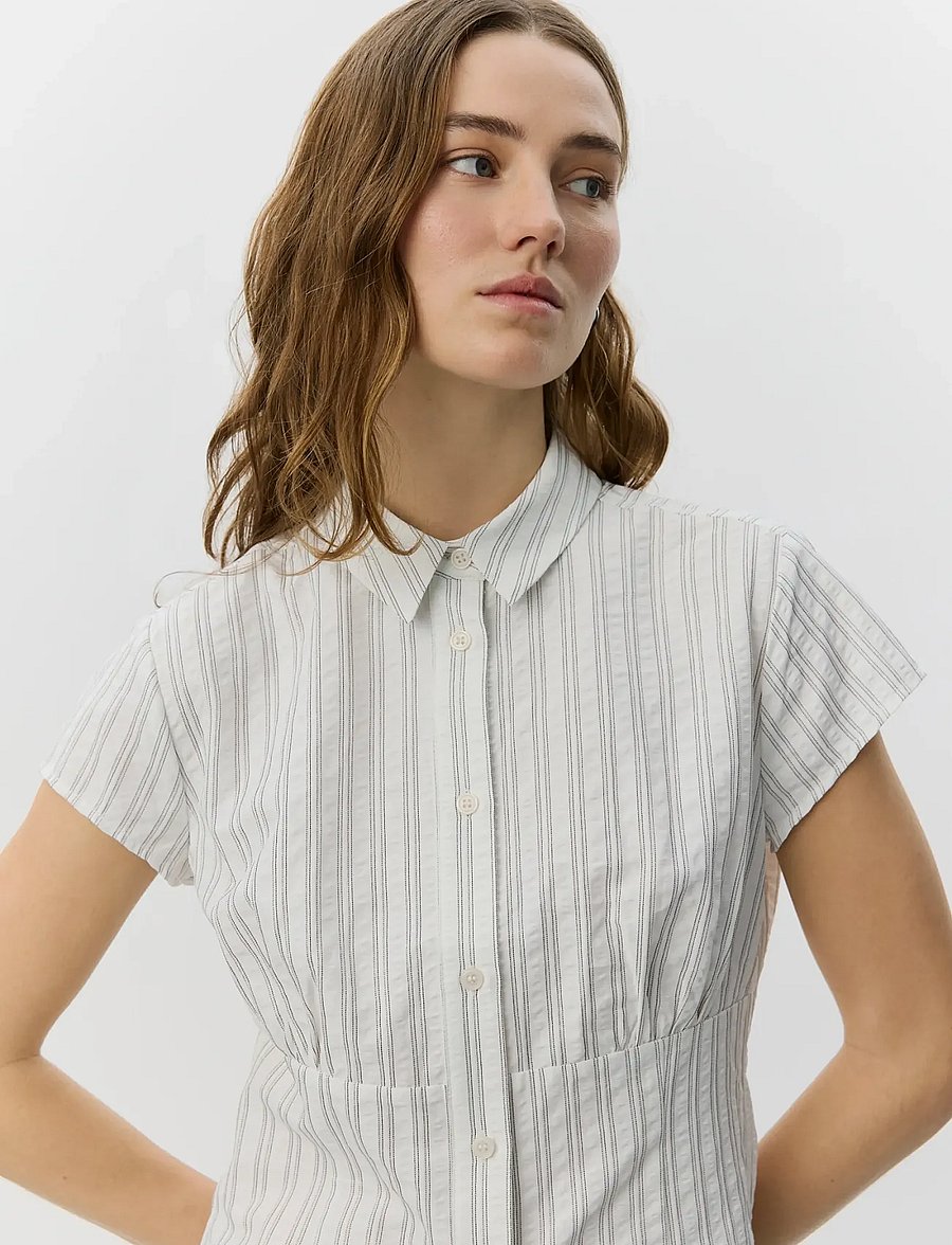 Sofie Schnoor - LILYANSW STRIPED SLIM FIT SHIRT - kortærmede skjorter - off white / black stripe - 5
