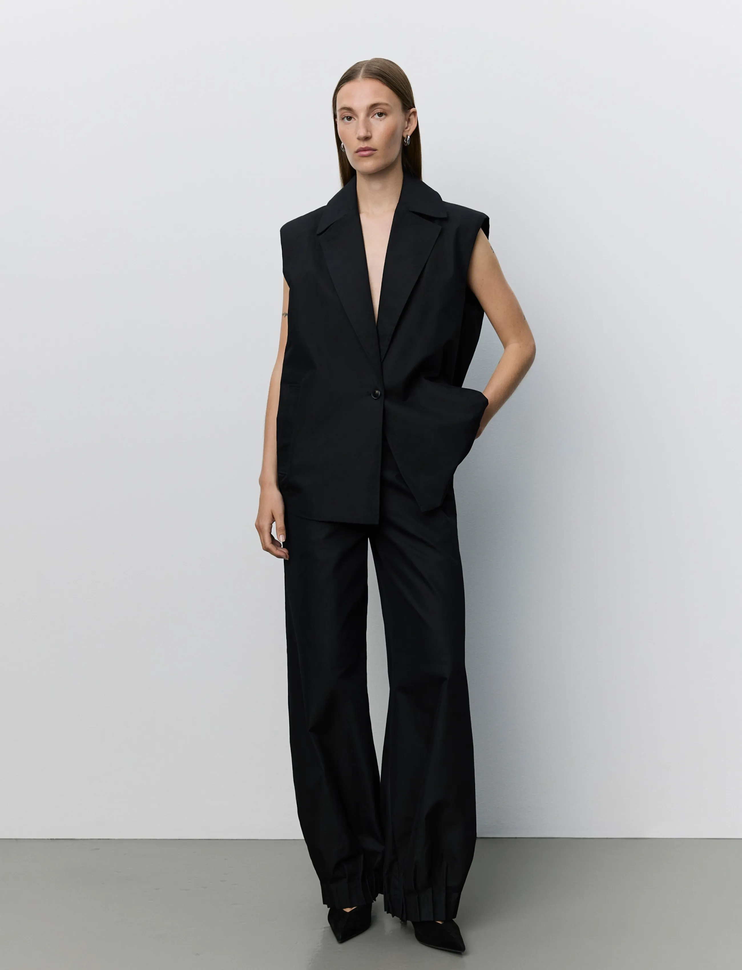 Sofie Schnoor - LANEASW PLEATED HEM VEST - jeansvästar - black - 4