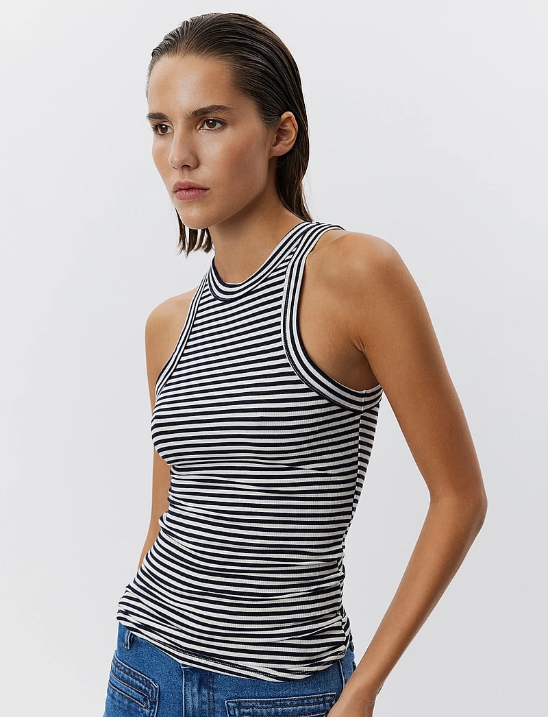 Sofie Schnoor - JULLIESW STRIPE TOP - linnen - black striped - 0