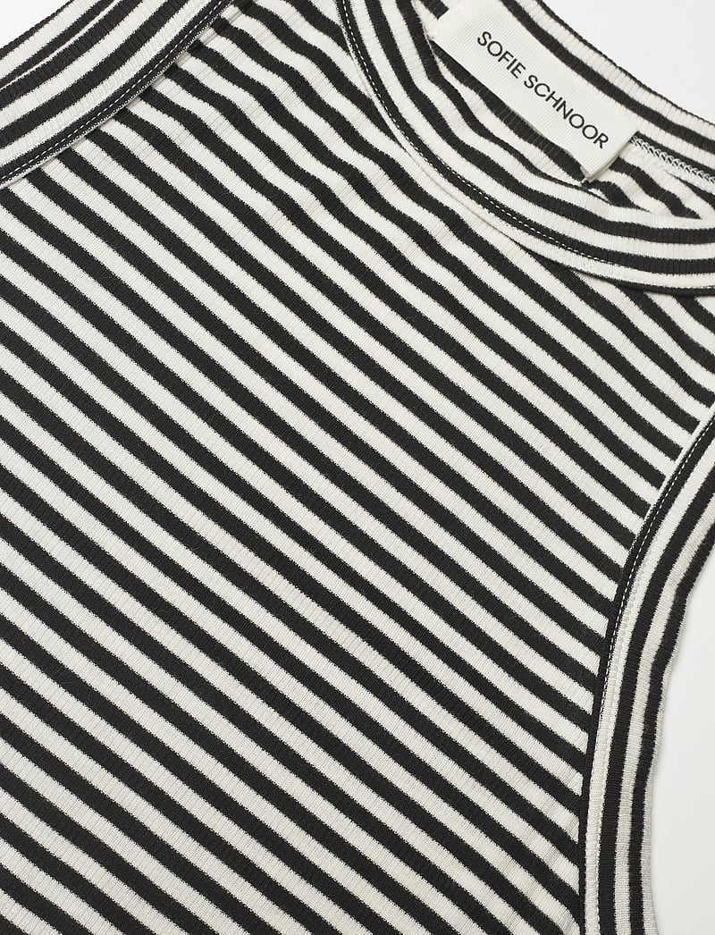 Sofie Schnoor - JULLIESW STRIPE TOP - linnen - black striped - 4