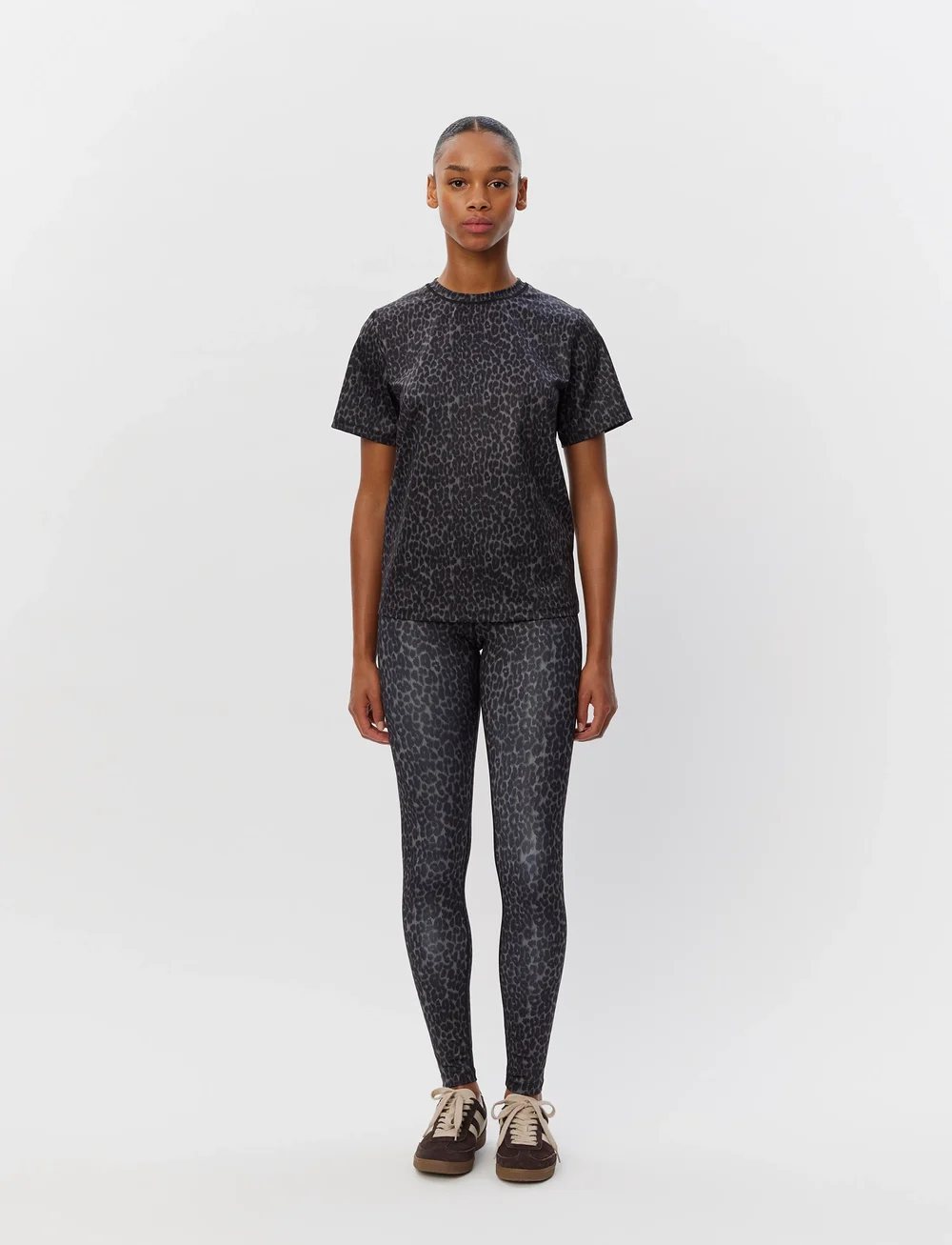 Sofie Schnoor - FIOLASPO T-SHIRT - alussärgid ja t-särgid - grey leopard - 0