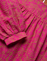 Soft Gallery - SGMULAN PAPERCUT L_S DRESS - pikkade varrukatega vabaaja kleidid - baked clay - 2