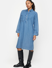 Soft Rebels - SRLila Midi Dress - vidutinio ilgio suknelės - medium blue wash - 1
