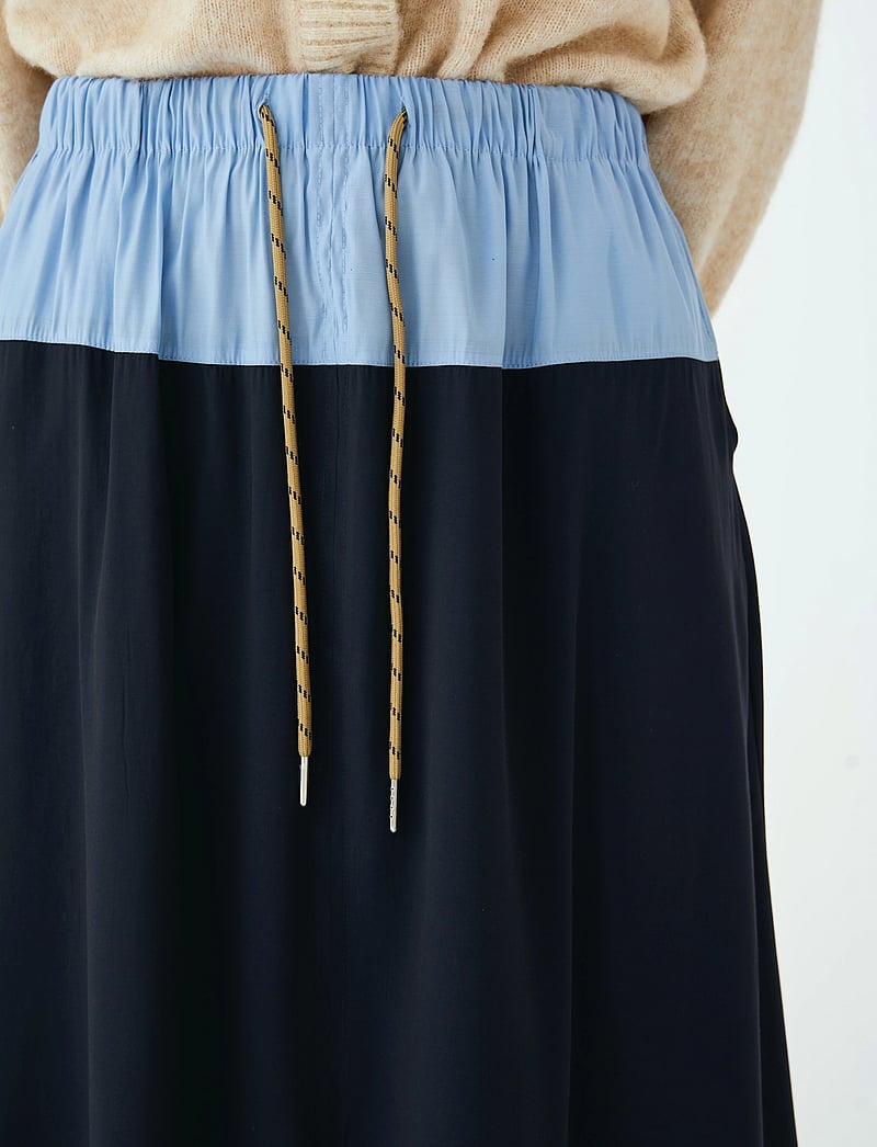 Soft Rebels - SRMajsa Midi Skirt - spódnice do kolan i midi - total eclipse - 3