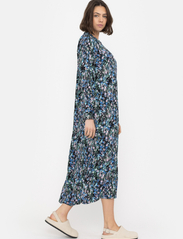 Soft Rebels - SREmber Midi Dress - summer dresses - multi pop flower azure blue print - 4
