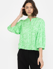 Soft Rebels - SRBriella Elma Shirt - long-sleeved blouses - graphic animal spring bouquet print - 2