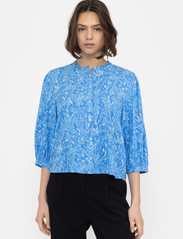 Soft Rebels - SRBriella Elma Shirt - long-sleeved blouses - graphic animal azure blue print - 2
