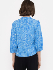 Soft Rebels - SRBriella Elma Shirt - long-sleeved blouses - graphic animal azure blue print - 3