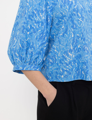 Soft Rebels - SRBriella Elma Shirt - long-sleeved blouses - graphic animal azure blue print - 5