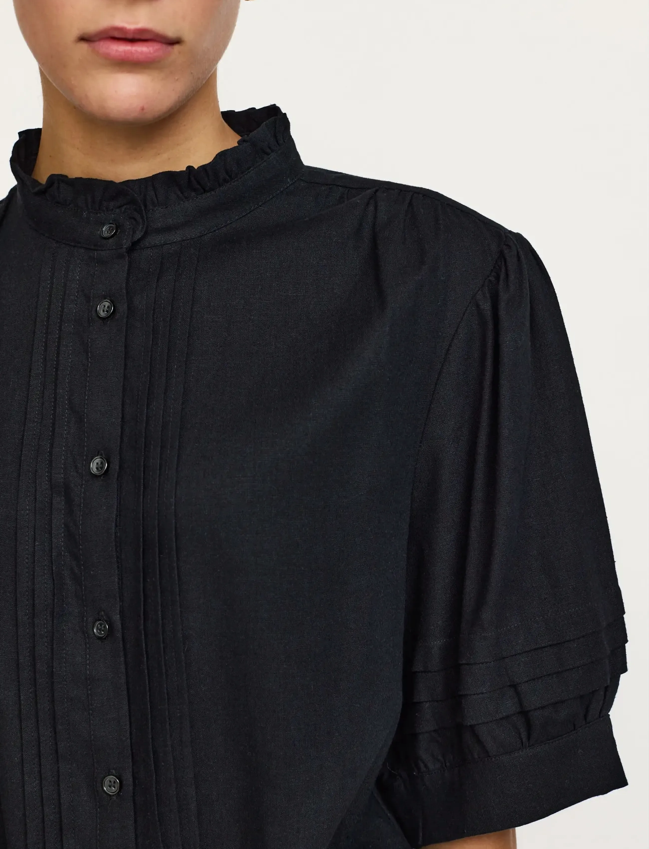 Soft Rebels - SRYindi Frill Shirt - bluzki z krótkim rękawem - black - 4