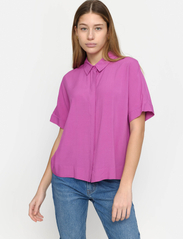 Soft Rebels - SRFreedom SS Shirt - kortärmade skjortor - purple orchid - 2