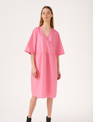 Soft Rebels - SRSutton Wrap Dress - kietaisumekot - pink carnation - 2
