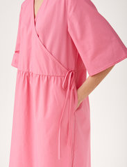 Soft Rebels - SRSutton Wrap Dress - kietaisumekot - pink carnation - 4