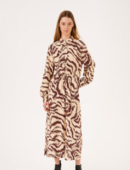 Soft Rebels - SRAmora Midi Dress - shirt dresses - graphic waves decadent chocolate - 2