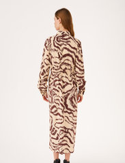 Soft Rebels - SRAmora Midi Dress - shirt dresses - graphic waves decadent chocolate - 3