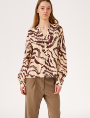 Soft Rebels - SRAmora Blouse - long-sleeved blouses - graphic waves decadent chocolate - 3