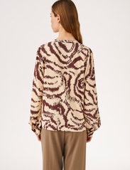 Soft Rebels - SRAmora Blouse - long-sleeved blouses - graphic waves decadent chocolate - 4
