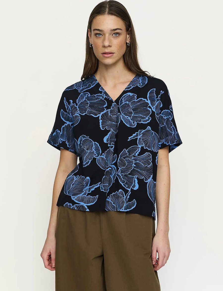 Soft Rebels - SRHanni SS Blouse - kurzärmelige blusen - flower frill black - 0