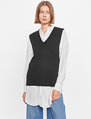Soft Rebels - SRMarla V-neck Loose Fit Knit Vest - stickade västar - black - 2