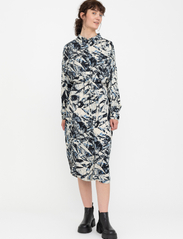 Soft Rebels - SRMila Midi Shirt Dress - midi jurken - landscape print sandshell - 3