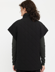 Soft Rebels - SRStephanie Anorak - quilted vests - black - 3