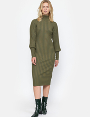 Soft Rebels - SRFelina Rollneck Dress Knit - knitted dresses - burnt olive - 2