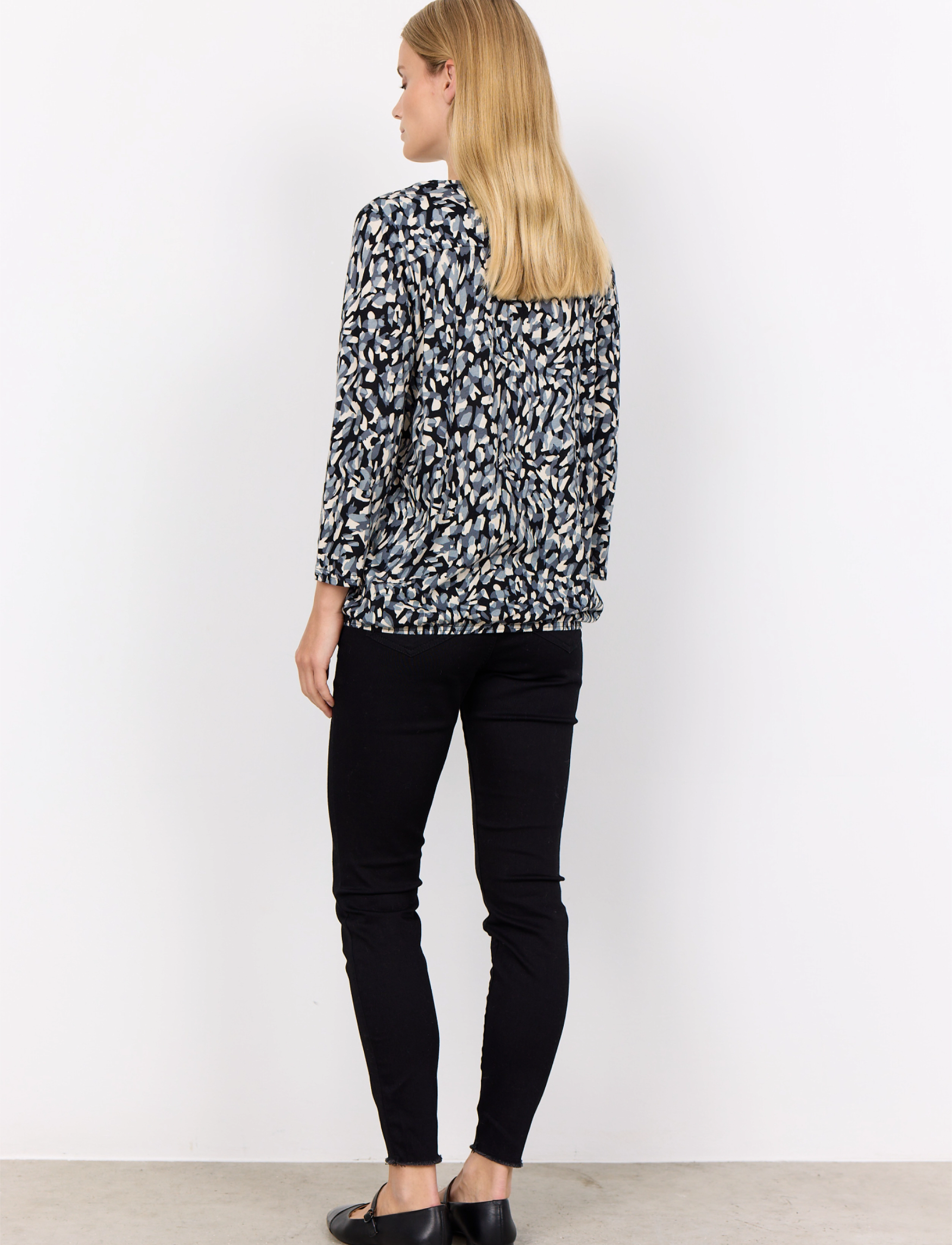 Soyaconcept - SC-FELICITY AOP - kortærmede bluser - black combi - 4