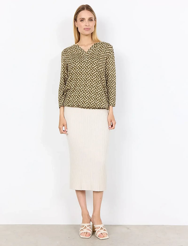 Soyaconcept - SC-FELICITY AOP - långärmade blusar - 7965c dark olive combi - 4