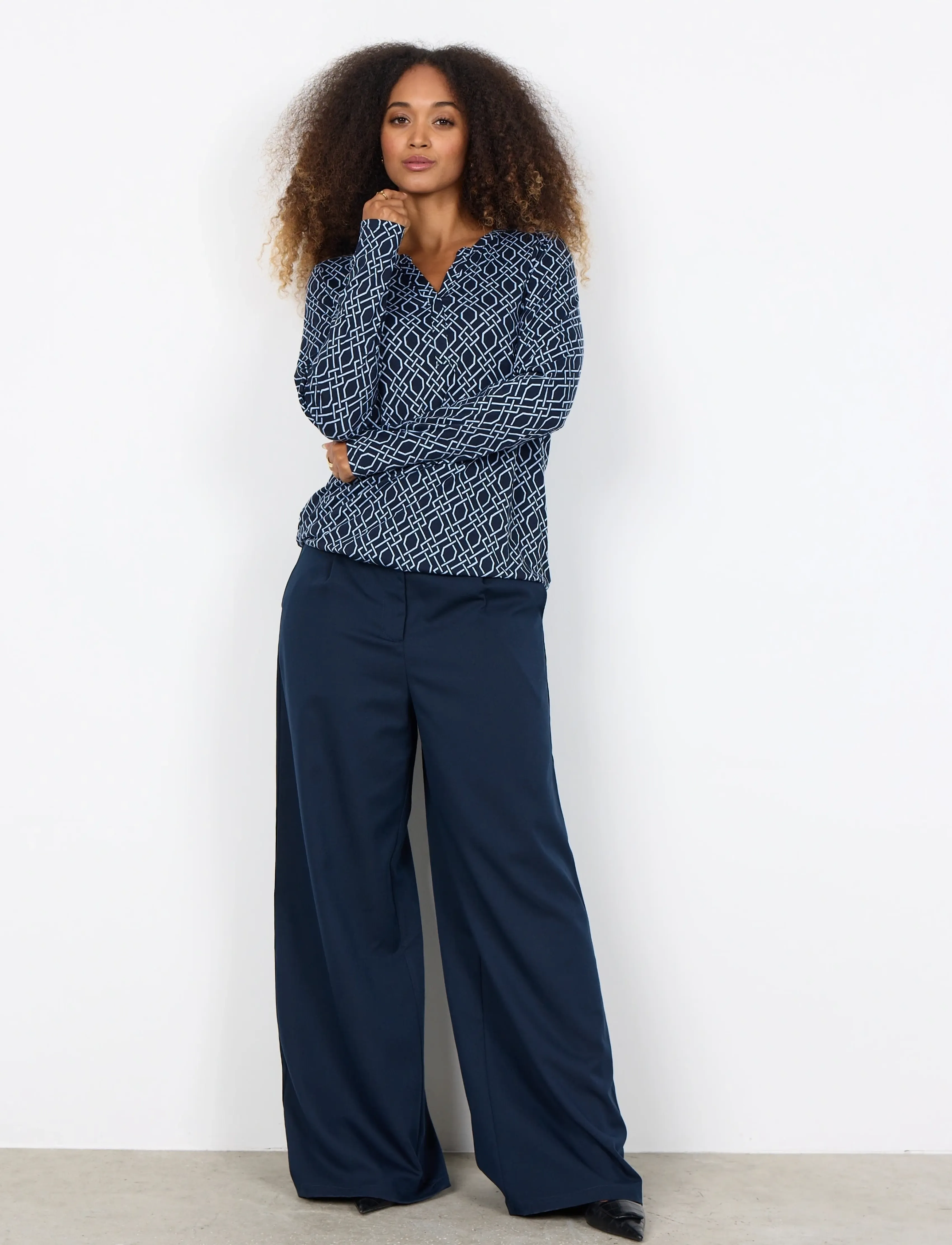 Soyaconcept - SC-FELICITY AOP - long sleeved blouses - 6910 navy combi - 3