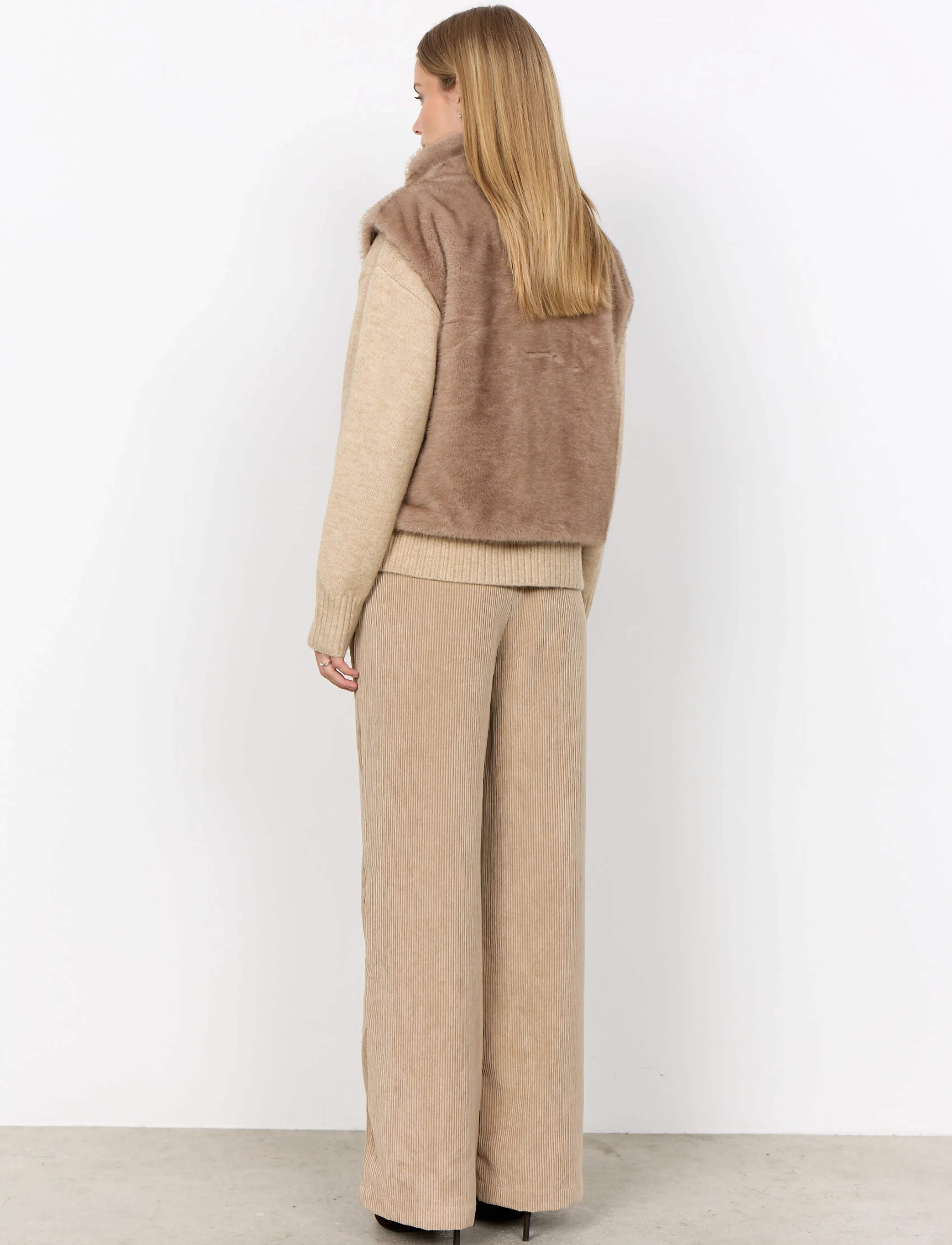 Soyaconcept - SC-HAYE - teddy-vestid - 8030 camel - 4