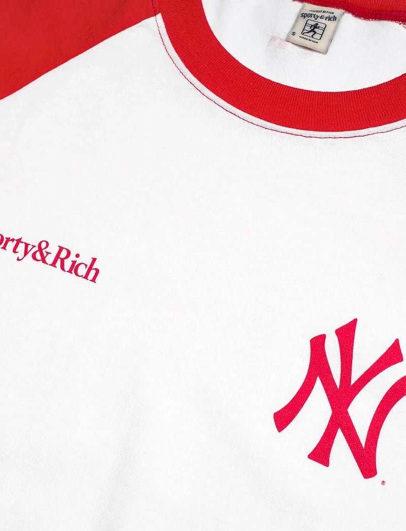 Sporty & Rich - Yankees Serif Baseball Tee - pikkade varrukatega alussärgid - white/fire red - 2