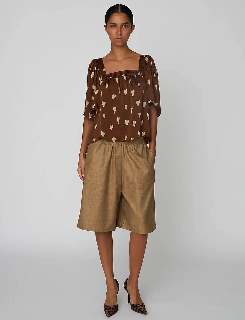 Stella Nova - Heart Printed Silk Top - kortærmede bluser - hearts - 0