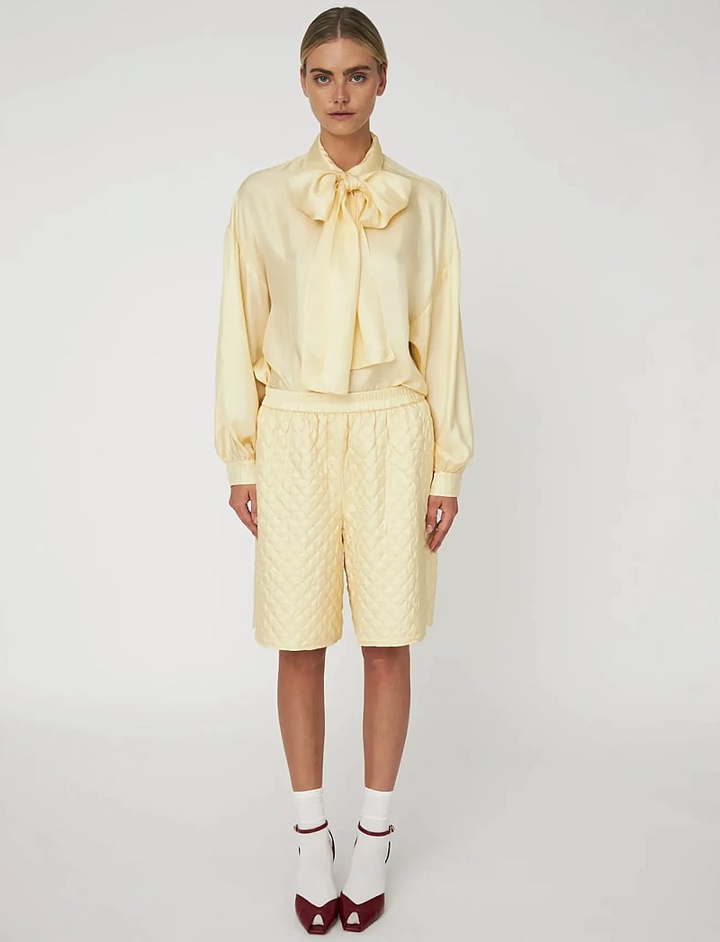 Stella Nova - Quilted Silk Shorts - casual shorts - 133 soft yellow - 0