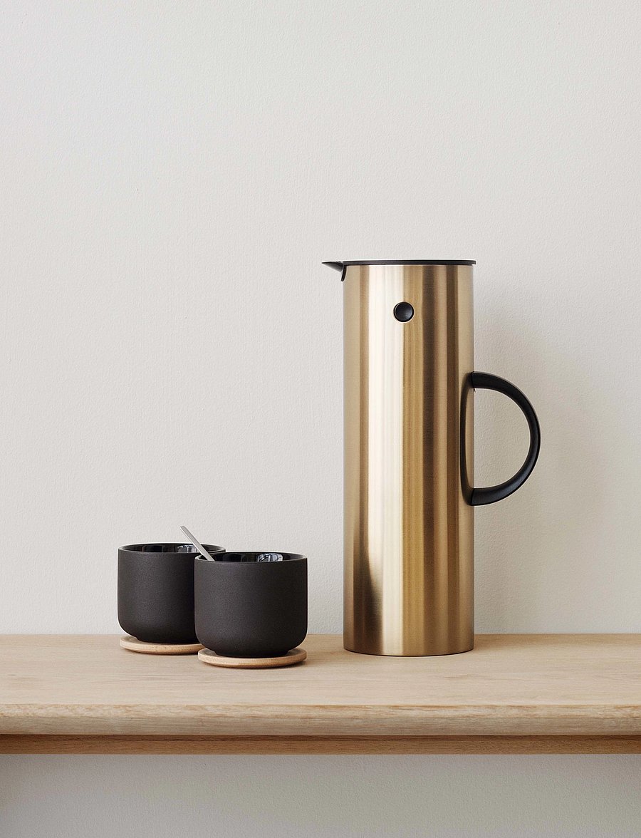 Stelton - Stelton EM77 vacuum jug, 1 l - thermoskannen - brushed brass - 1