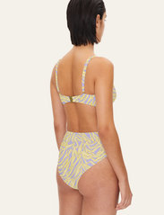 STINE GOYA - Aspen Bikini Bottom, 1465 Swimwear - bikini z wysoką talią - graffiti zebra sunset - 3