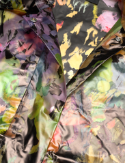 STINE GOYA - Desiree, 1502 Biodegradable Rubber - vihmamantlid - abstract night floral - 2