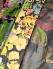 STINE GOYA - Desiree, 1502 Biodegradable Rubber - vihmamantlid - abstract night floral - 4