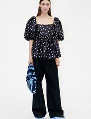 STINE GOYA - Kinsley, 1607 Double Organza - short-sleeved blouses - mini daisy - 2
