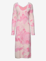STINE GOYA - Hella, 1656 Printed Fluffy Knit - stickade klänningar - pink clouds - 0
