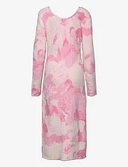 STINE GOYA - Hella, 1656 Printed Fluffy Knit - stickade klänningar - pink clouds - 1