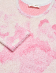STINE GOYA - Hella, 1656 Printed Fluffy Knit - stickade klänningar - pink clouds - 4