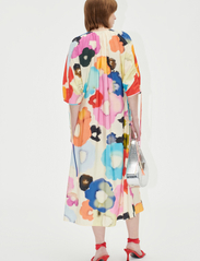 STINE GOYA - Funda, 1769 Light Fluid Eco Vero - sukienki letnie - tie dye floral day - 3
