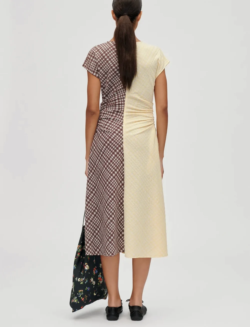 STINE GOYA - 2118 Checkered Jersey, Ruched Waist - robes midi - brown and yellow checks - 3