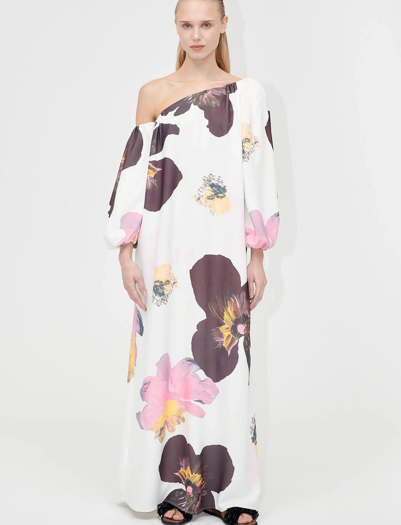 2395 Heavy Crepe, Structured Off-Sh - WILD FLOWERS