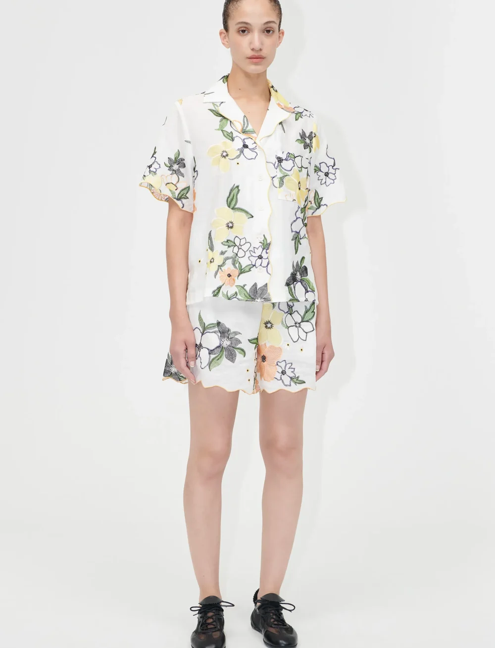 STINE GOYA - 2133 Tencel, Scalloped Short Sleeve - džinsiniai marškiniai - wild flowers embroidery - 0