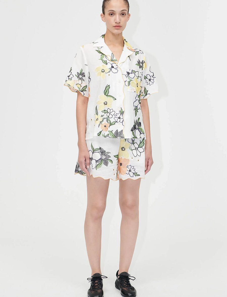 STINE GOYA - 2133 Tencel, Scalloped Short Sleeve - kortærmede skjorter - wild flowers embroidery - 0