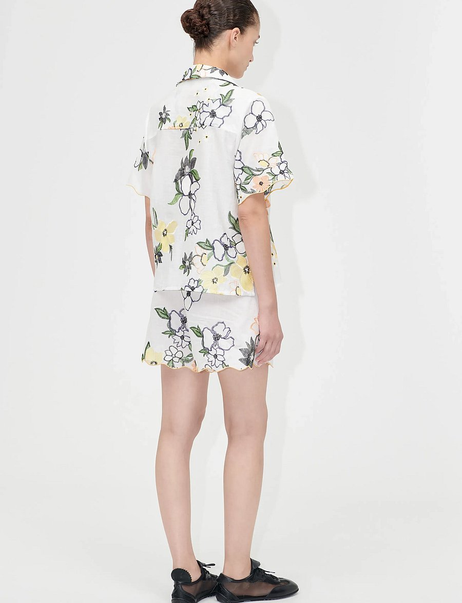 STINE GOYA - 2133 Tencel, Scalloped Short Sleeve - kortærmede skjorter - wild flowers embroidery - 3