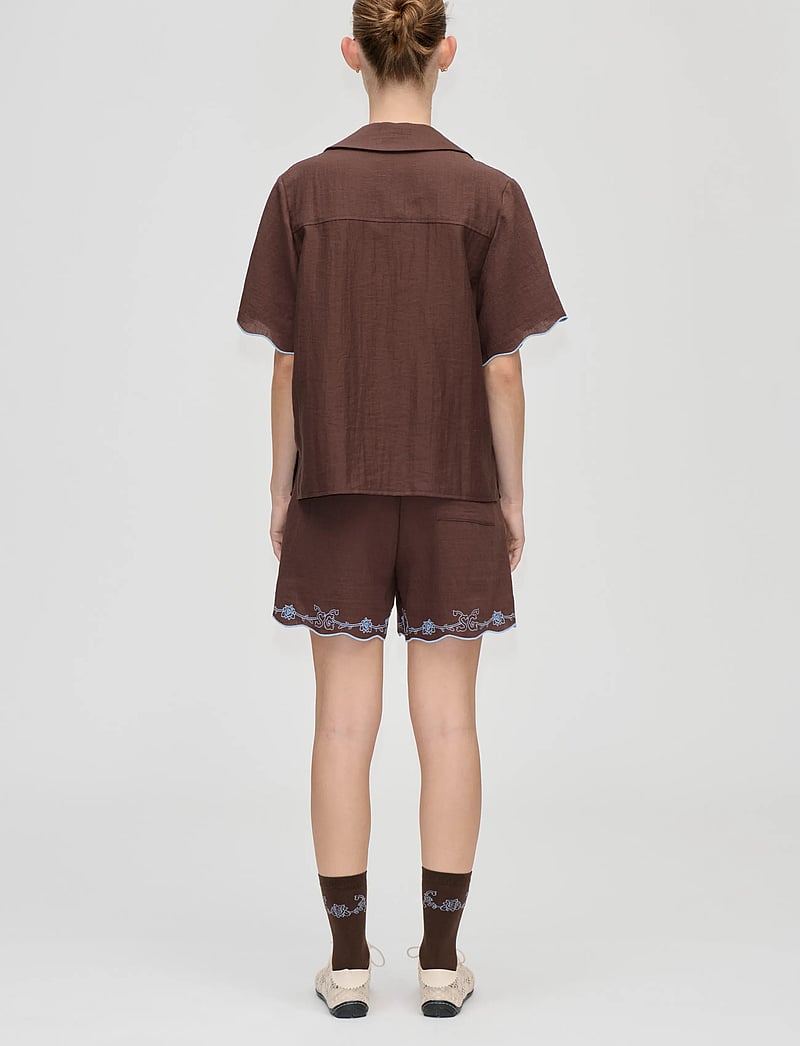 STINE GOYA - 2133 Tencel, Scalloped Short Sleeve - kurzärmlige hemden - roses embroidery - 3