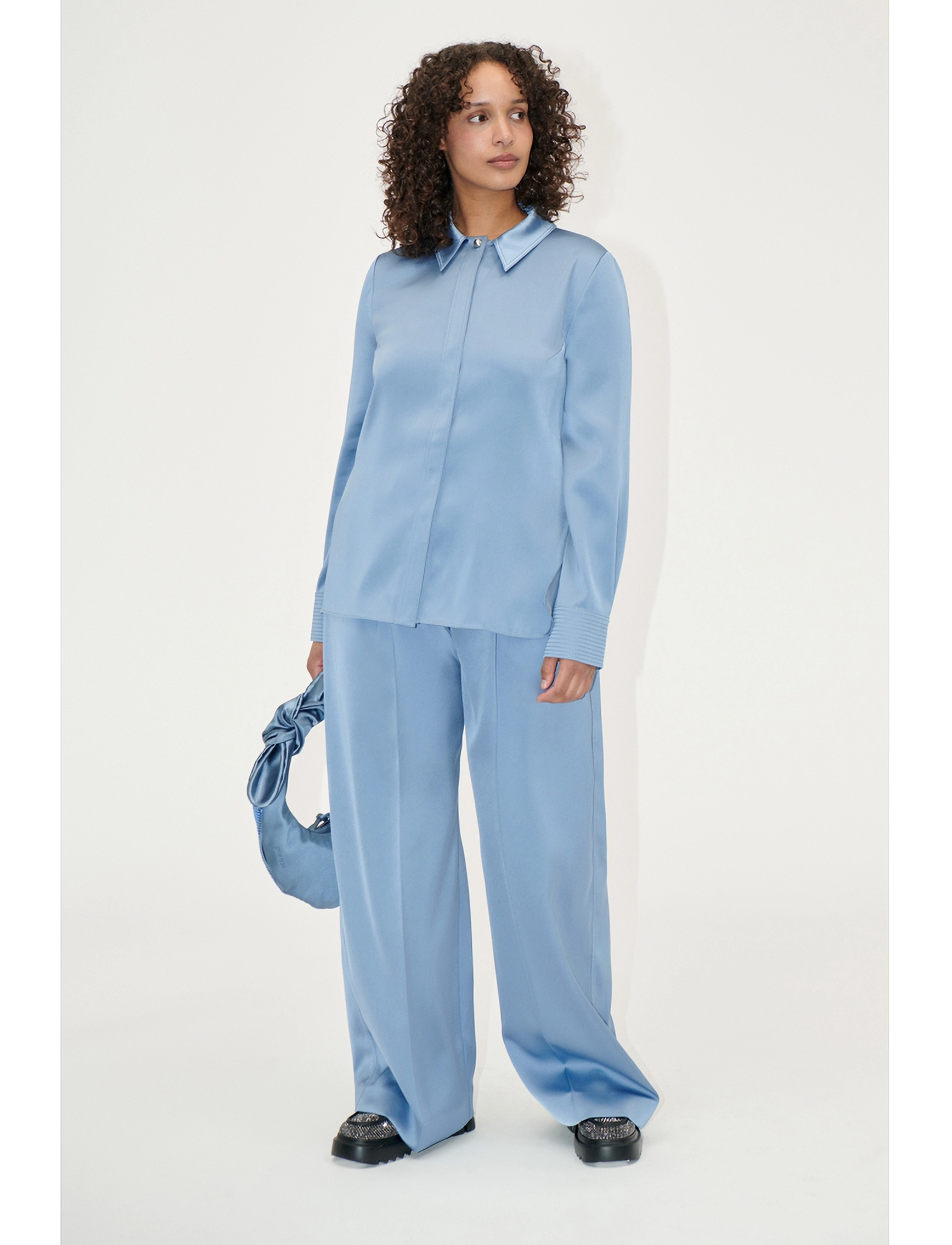 STINE GOYA Collared Fitted Shirt, 2261 Satin, XS, Blue, Bluser > Langærmede, Dame